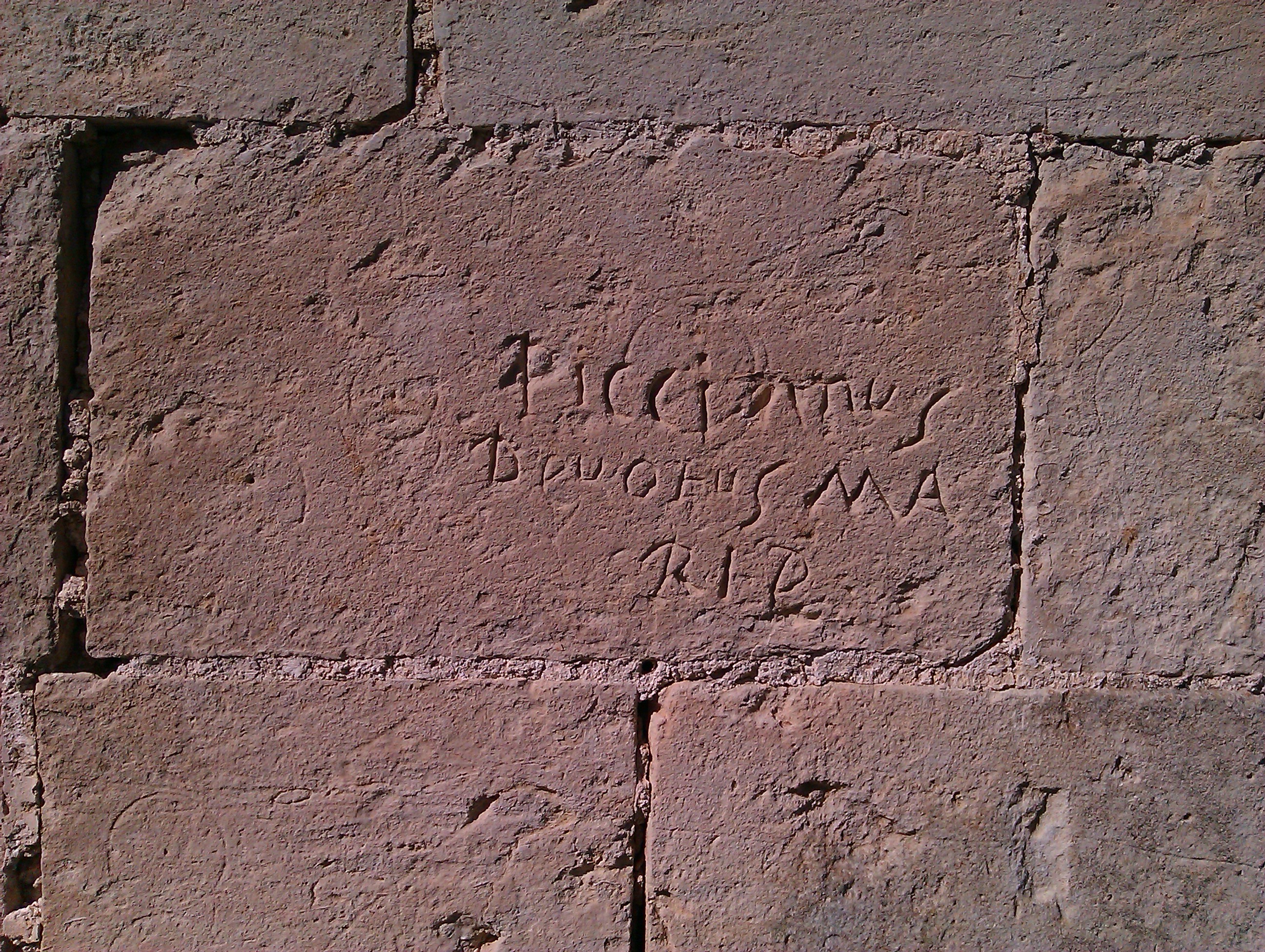 Epigrafe latina presso la cappella della Madonna del Monte di Cavallino