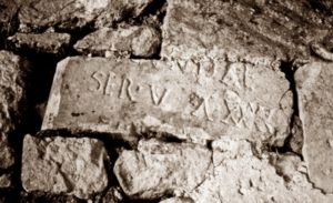 Epigrafe sepolcrale romana nella cappella del Crocifisso in Lecce